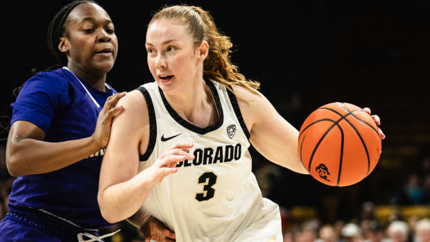 Frida Formann drives vs. Washington